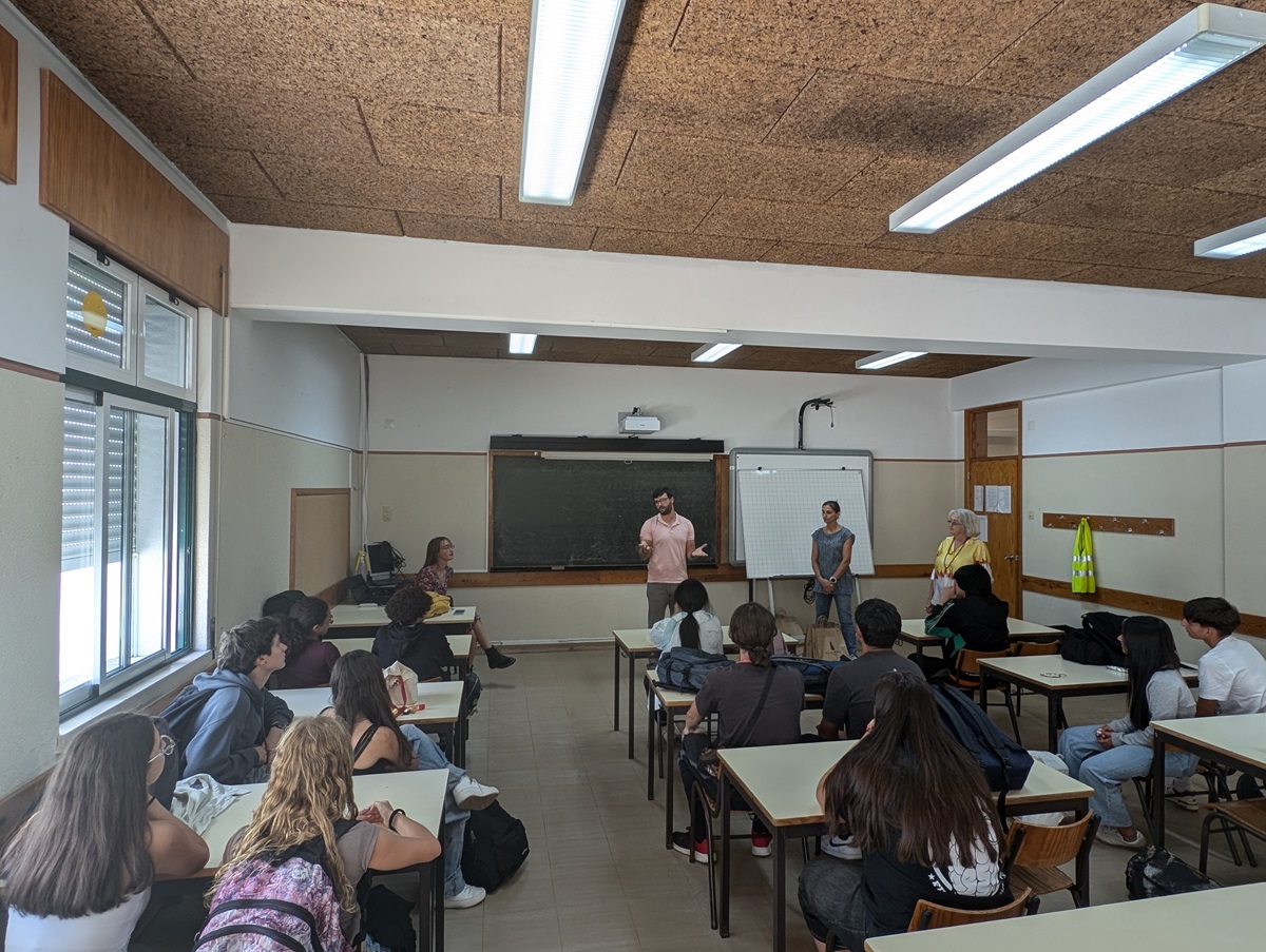 Entrega manuais a alunos