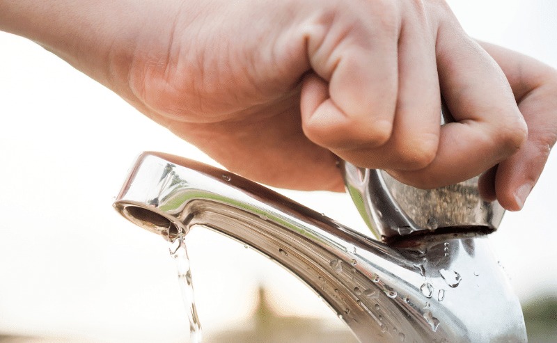 Fechar uma torneira de água