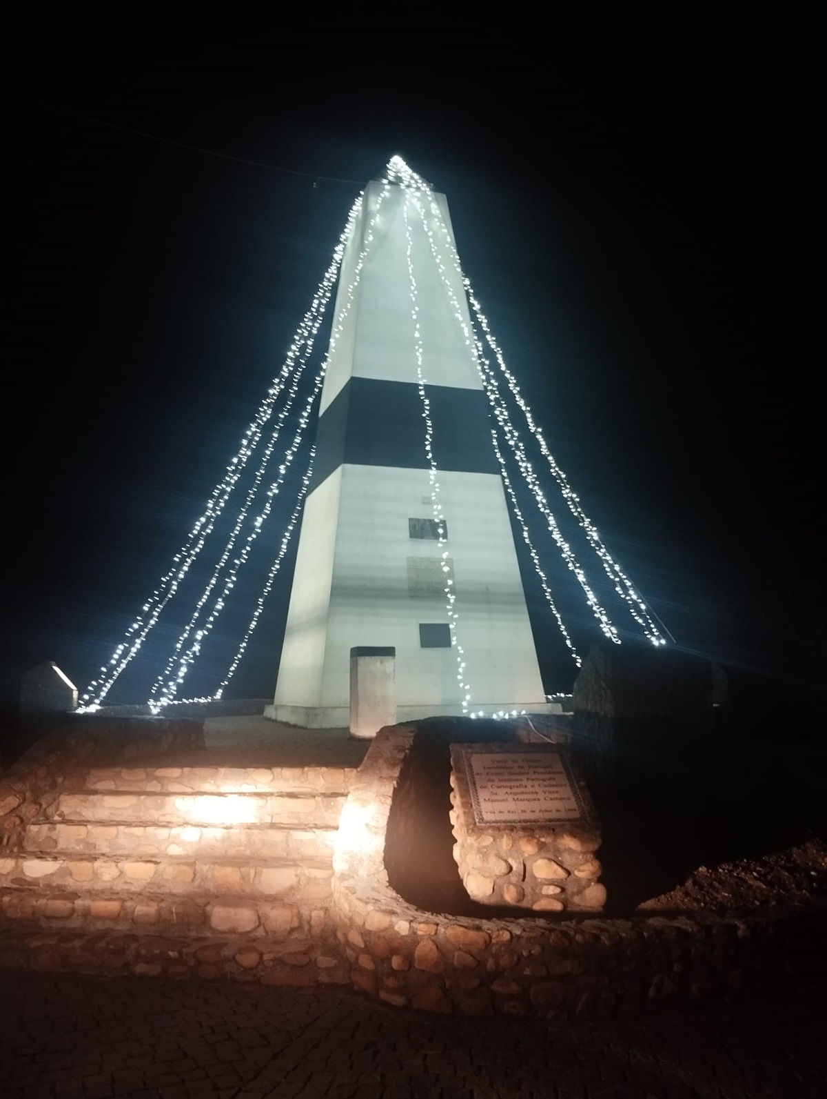 Centro Geodésico iluminado