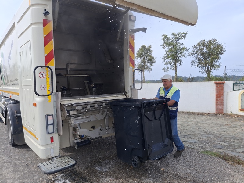 Vila de Rei inicia a segunda operação de lavagem e desinfeção dos contentores de resíduos sólidos urbanos
