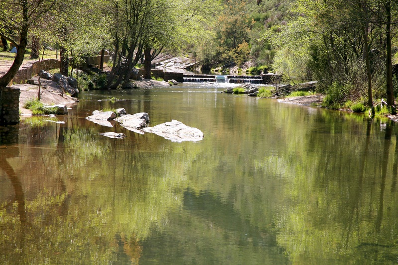 Acesso ao Plano de Água da Praia Fluvial do Penedo Furado condicionado na manhã de 8 de julho
