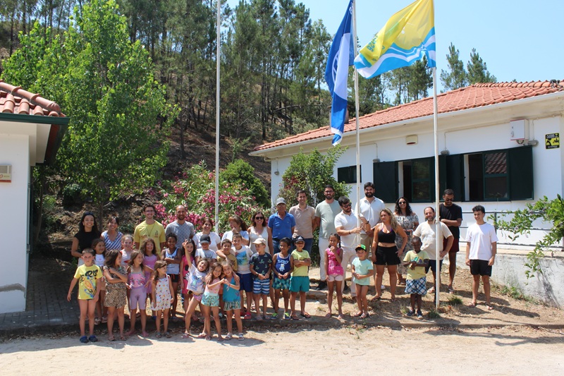 Bandeira Azul hasteada nas Praias Fluviais de Bostelim e Fernandaires